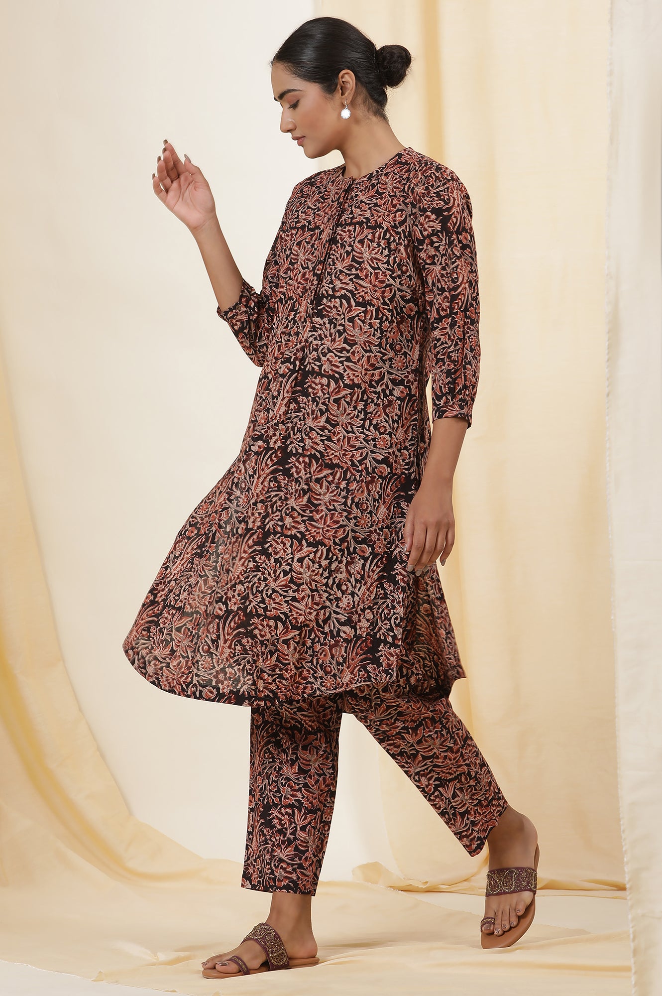 Black Kalamkari Printed Straight Cotton Voile Kurta And Straight Pants Set - View 4